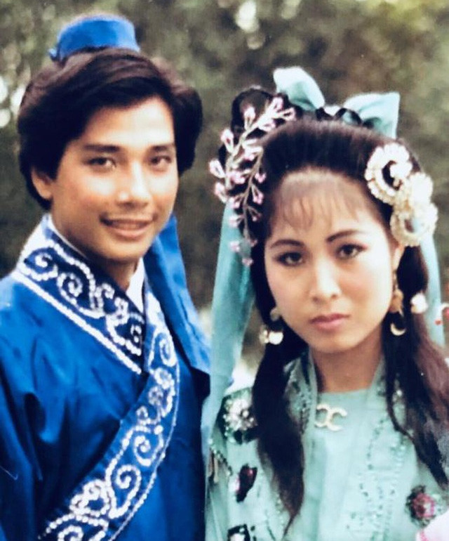 Hồng Vân và Lê Tuấn Anh yêu nhau từ thời sinh viên khi cả hai học chung trường Cao đẳng Nghệ thuật - Sân khấu TP.HCM, nhưng rồi do hiểu lầm mà chia tay. Sau đó, Hồng Vân kết hôn với một kiến trúc sư còn Lê Tuấn Anh nên vợ chồng với ca sĩ Phương Thảo.