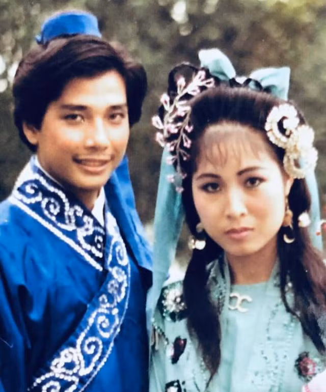 Hồng Vân và Lê Tuấn Anh yêu nhau từ thời sinh viên khi cả hai học chung trường Cao đẳng Nghệ thuật - Sân khấu TP.HCM, nhưng rồi do hiểu lầm mà chia tay. Sau đó, Hồng Vân kết hôn với một kiến trúc sư còn Lê Tuấn Anh nên vợ chồng với ca sĩ Phương Thảo.