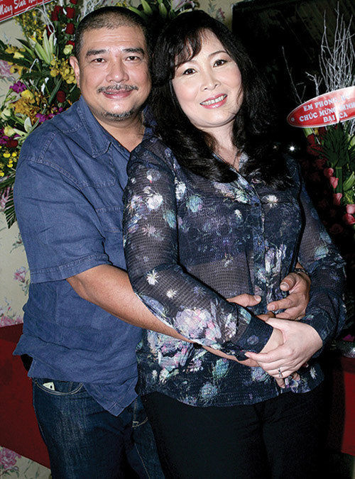 Chỉ tới khi tan vỡ cuộc hôn nhân đầu, Hồng Vân và Lê Tuấn Anh mới có duyên trở thành vợ chồng và kết hôn vào năm 2003. 20 năm bên nhau, 17 năm hôn nhân của Hồng Vân và Lê Tuấn Anh khiến nhiều người ngưỡng mộ vì họ quá hạnh phúc.