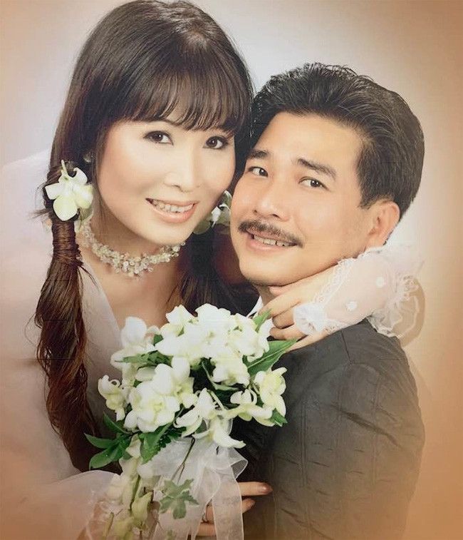 Người chồng thứ hai của NSND Hồng Vân là nam diễn viên điển trai một thời Lê Tuấn Anh. Hai người kết hôn năm 2003 và năm 2008 cô sinh con gái Lê Ngô Ngọc Châu (Bí Ngô).