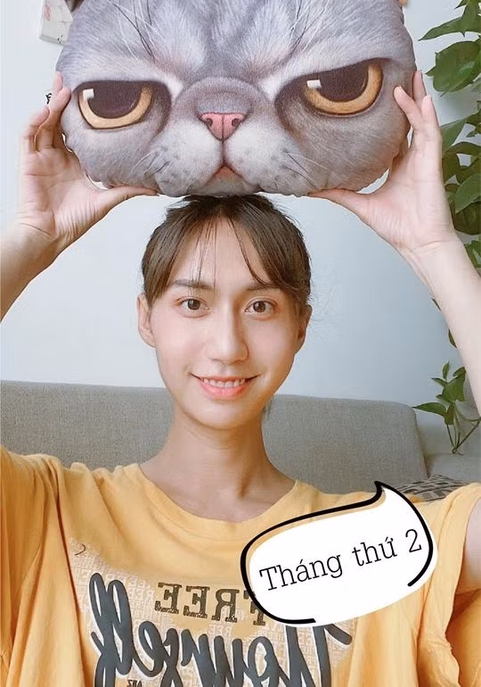 Sang tháng thứ 2 trông các nét trên khuôn mặt của nữ ca sĩ sinh năm 1988 đã nữ tính hơn.