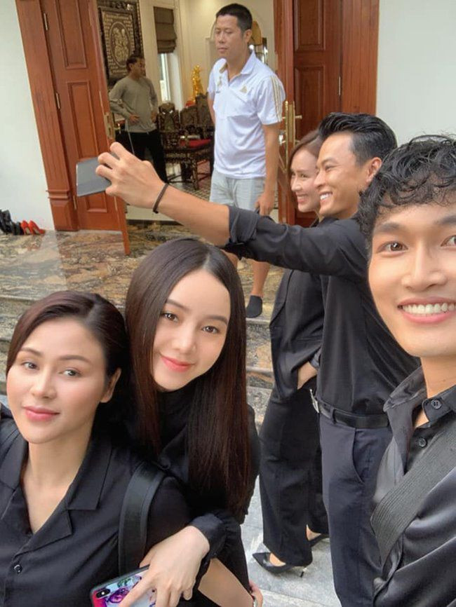 "Hướng dương ngược nắng" là một bộ phim về đề tài gia đình, nội dung xoay quanh những mâu thuẫn và sự tranh giành quyền lực tại công ty gia đình của các thành viên nhà bà Bạch Cúc (NSND Thu Hà).