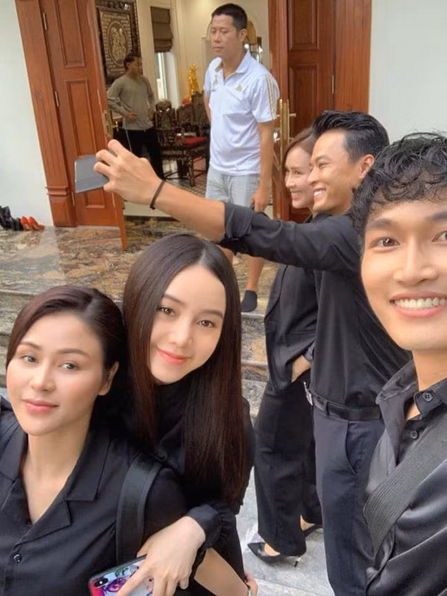 "Hướng dương ngược nắng" là một bộ phim về đề tài gia đình, nội dung xoay quanh những mâu thuẫn và sự tranh giành quyền lực tại công ty gia đình của các thành viên nhà bà Bạch Cúc (NSND Thu Hà).