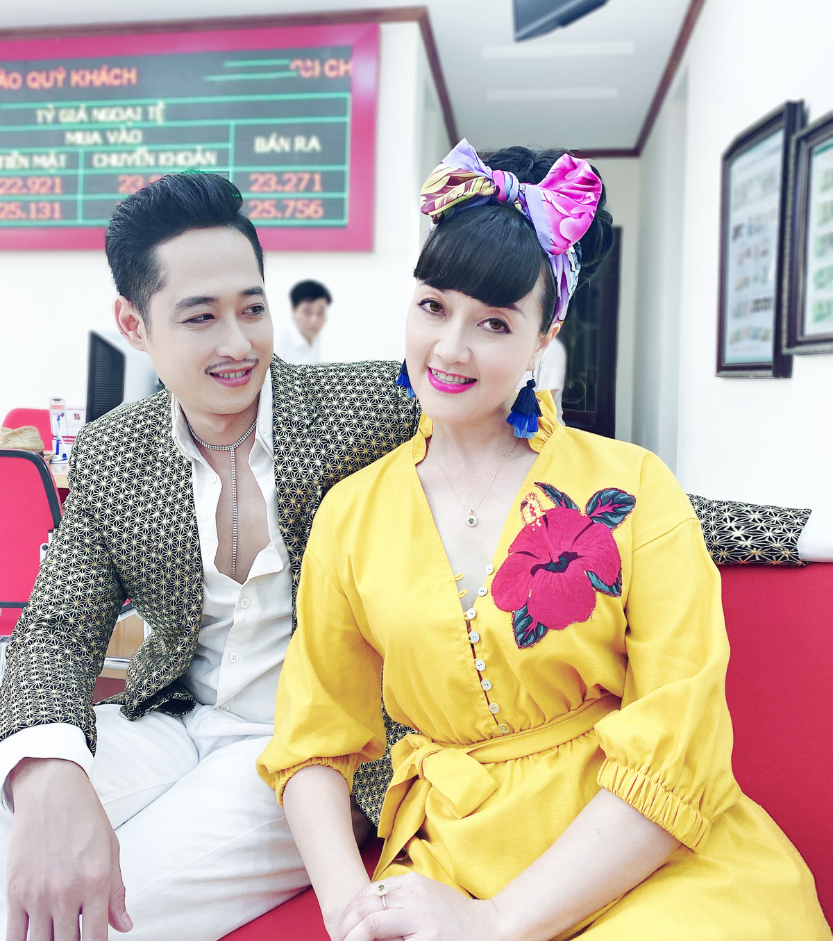 Hải bóng bẩy (Mạnh Hưng thủ vai) cũng có diện mạo khá dị. Khán giả còn đùa vui rằng, tạo hình trong phim mới của Vân Dung - Mạnh Hưng khiến họ liên tưởng tới cặp vợ chồng Hoa Cương - Thu Sao "nổi như cồn" trên mạng xã hội.