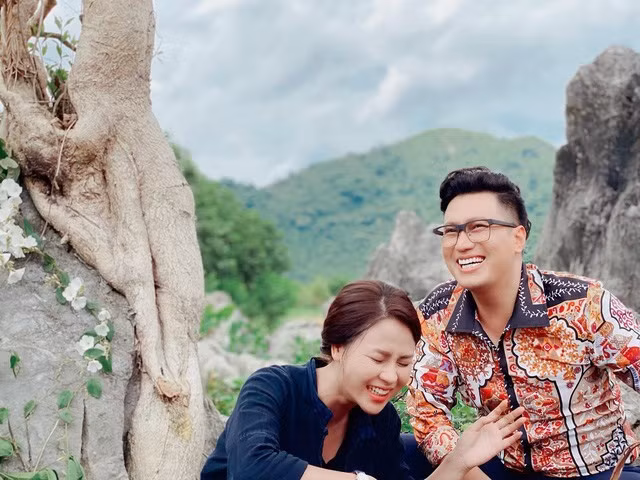 Nữ chính không nhịn được cười ở hậu trường khi diễn cảnh tình cảm với Việt Anh.