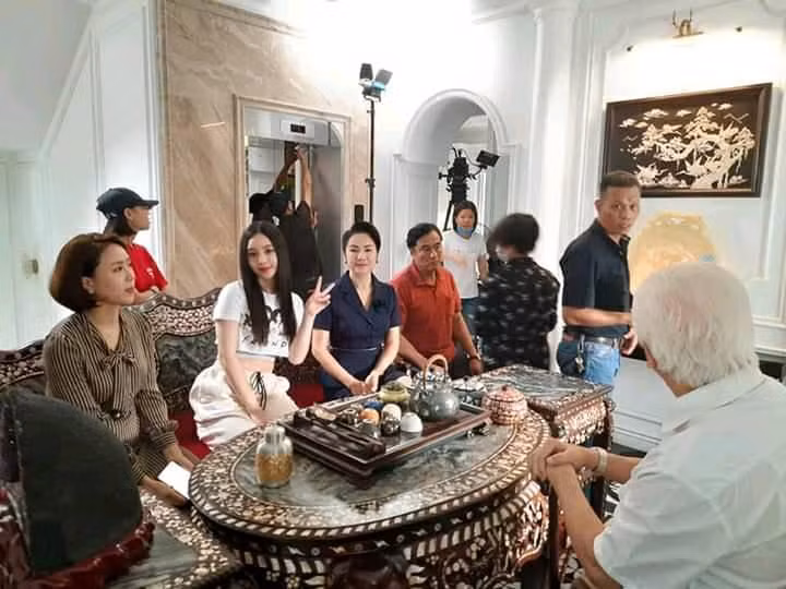 Bộ phim có sự góp mặt của dàn diễn viên: NSND Mạnh Cường, NSND Công Lý, nghệ sĩ Vân Dung, Hồng Diễm, Hồng Đăng, Việt Anh, Thu Trang, Doãn Quốc Đam, Mạnh Hưng, Đình Tú, Quỳnh Kool, Huỳnh Anh... Và đặc biệt, phim đánh dấu sự trở lại của hai diễn viên gạo cội là NSND Thu Hà và NSƯT Đức Trung sau nhiều năm vắng bóng.