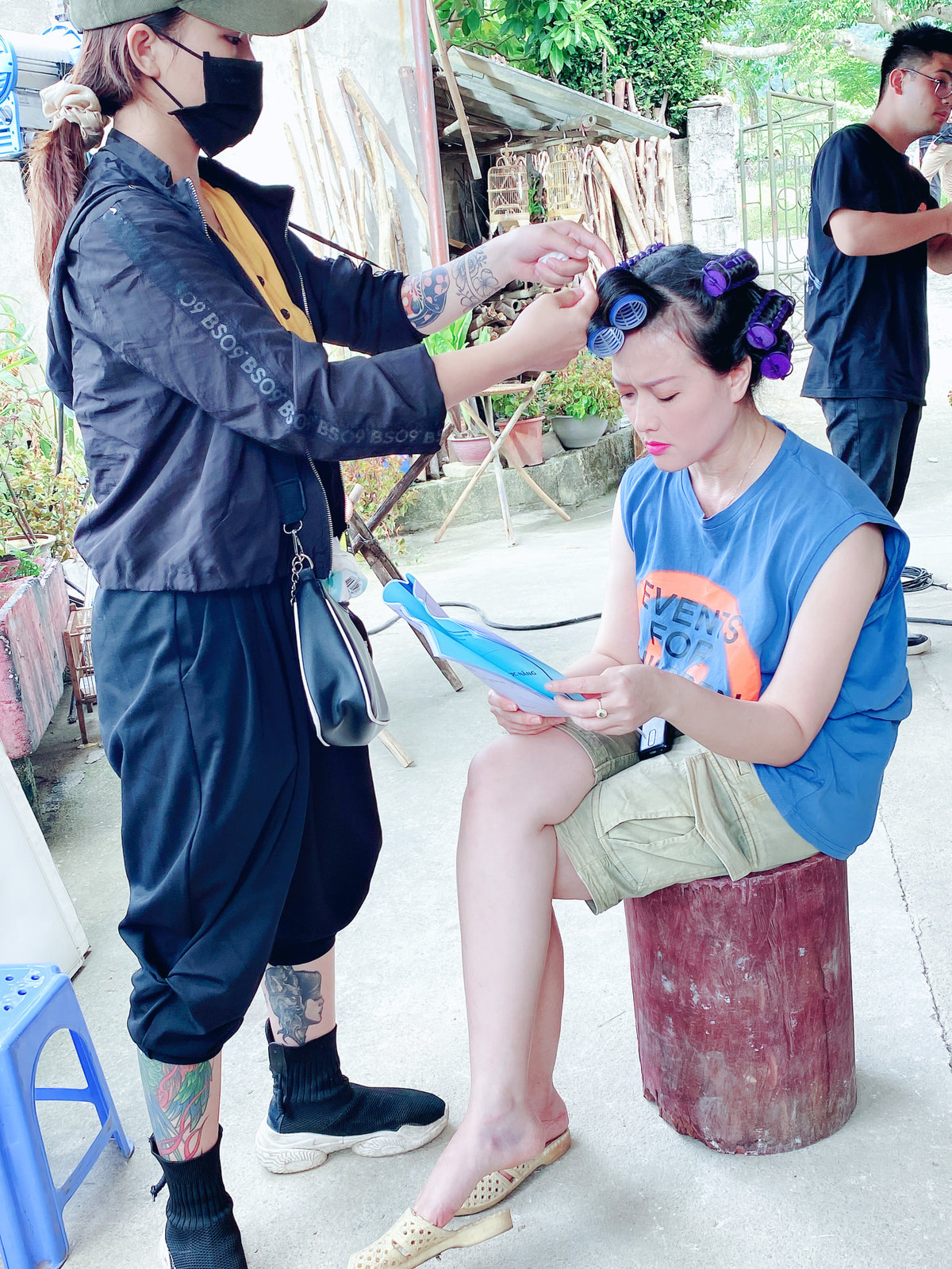 Nghệ sĩ Vân Dung (vai Diễm Loan) giản dị ở hậu trường phim, khác hẳn với tạo hình màu mè với những bộ đồ sặc sỡ và phụ kiện rườm rà trên phim.