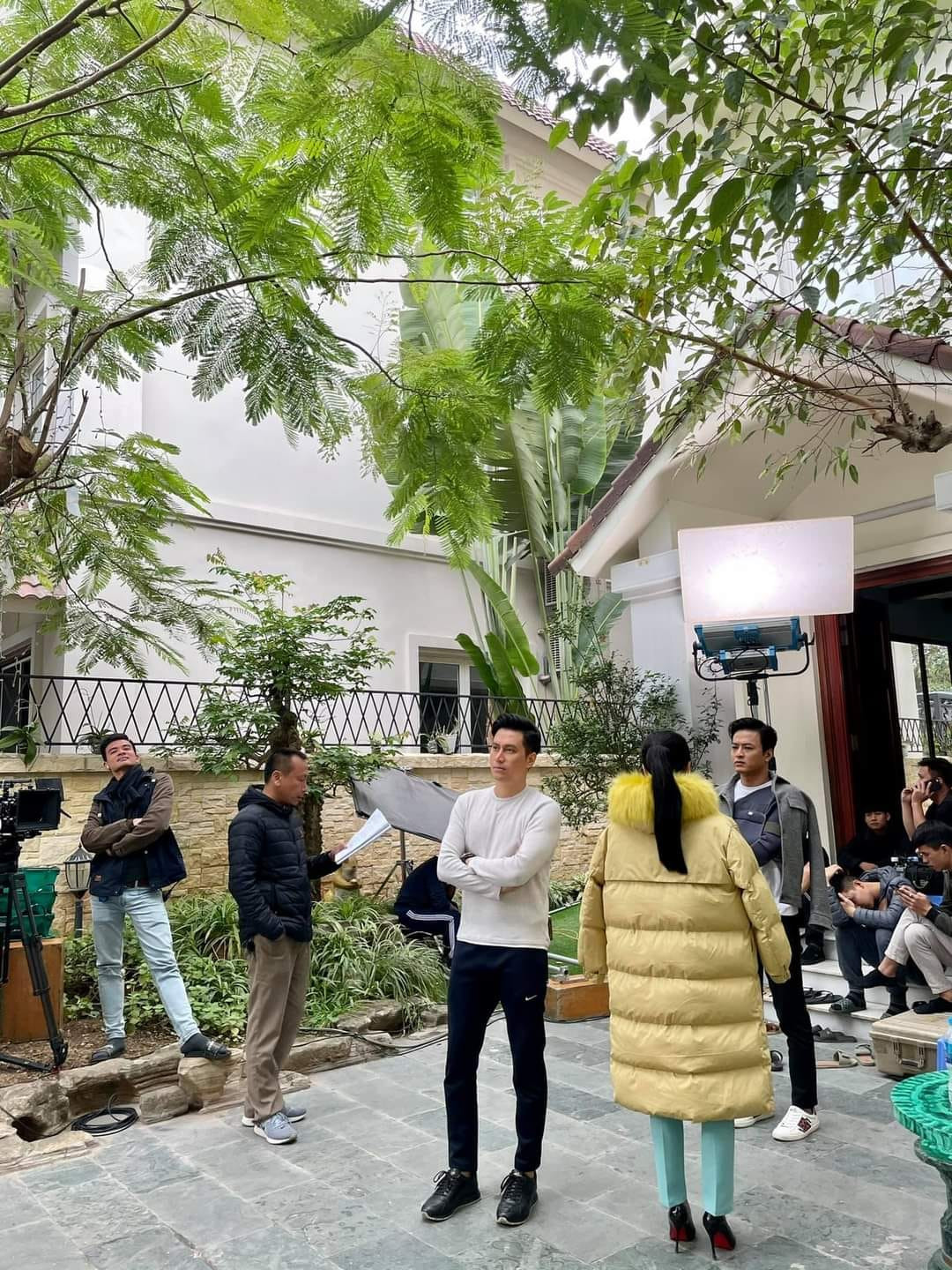 Việt Anh đăng ảnh hậu trường cùng Hồng Đăng và Thu Trang, kèm chia sẻ dí dỏm: "Mối quan hệ tay 3 luôn rơi vào 1 tình huống đau đầu đó là khi 3 người không nhìn về 1 hướng".