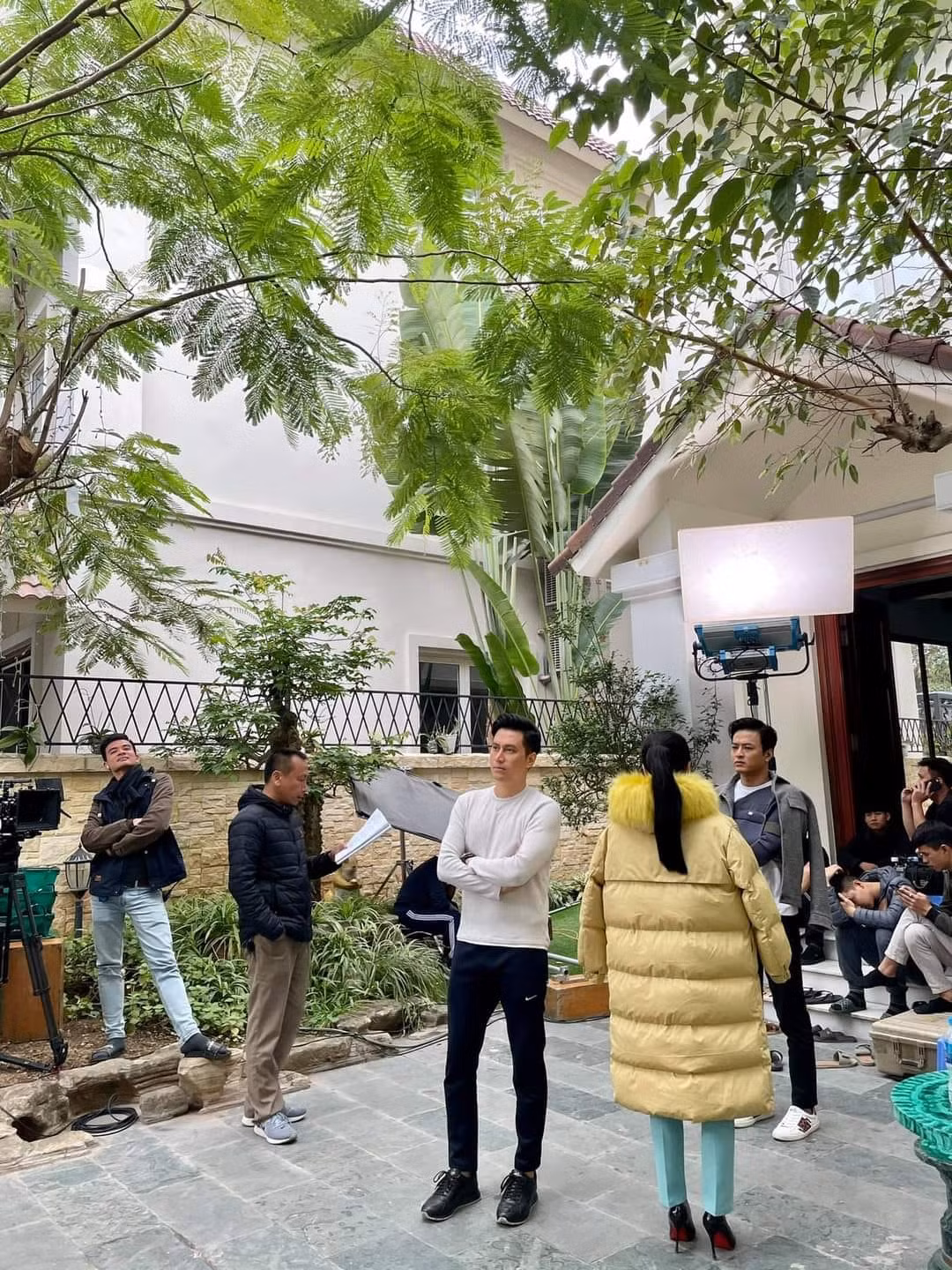 Việt Anh đăng ảnh hậu trường cùng Hồng Đăng và Thu Trang, kèm chia sẻ dí dỏm: "Mối quan hệ tay 3 luôn rơi vào 1 tình huống đau đầu đó là khi 3 người không nhìn về 1 hướng".