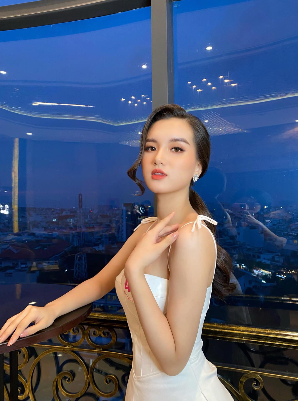 Hoàng Tú Quỳnh sinh năm 2002, đến từ Hà Nội, cũng sở hữu vòng eo 58cm, nhỏ nhất trong dàn ứng viên năm nay.