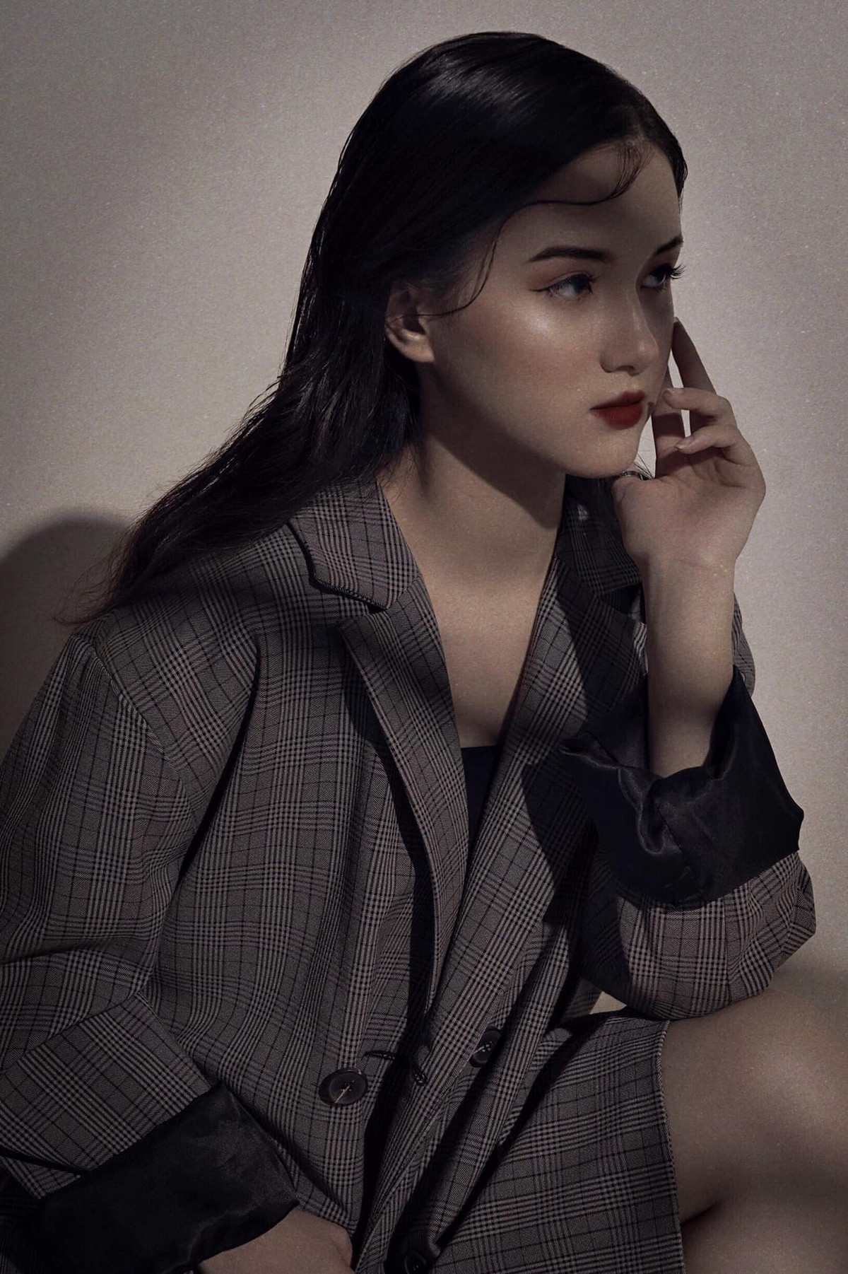 Tú Quỳnh "gây mê" người đối diện với vẻ đẹp "lai Tây" quyến rũ, sống mũi cao, đôi mắt hút hồn.