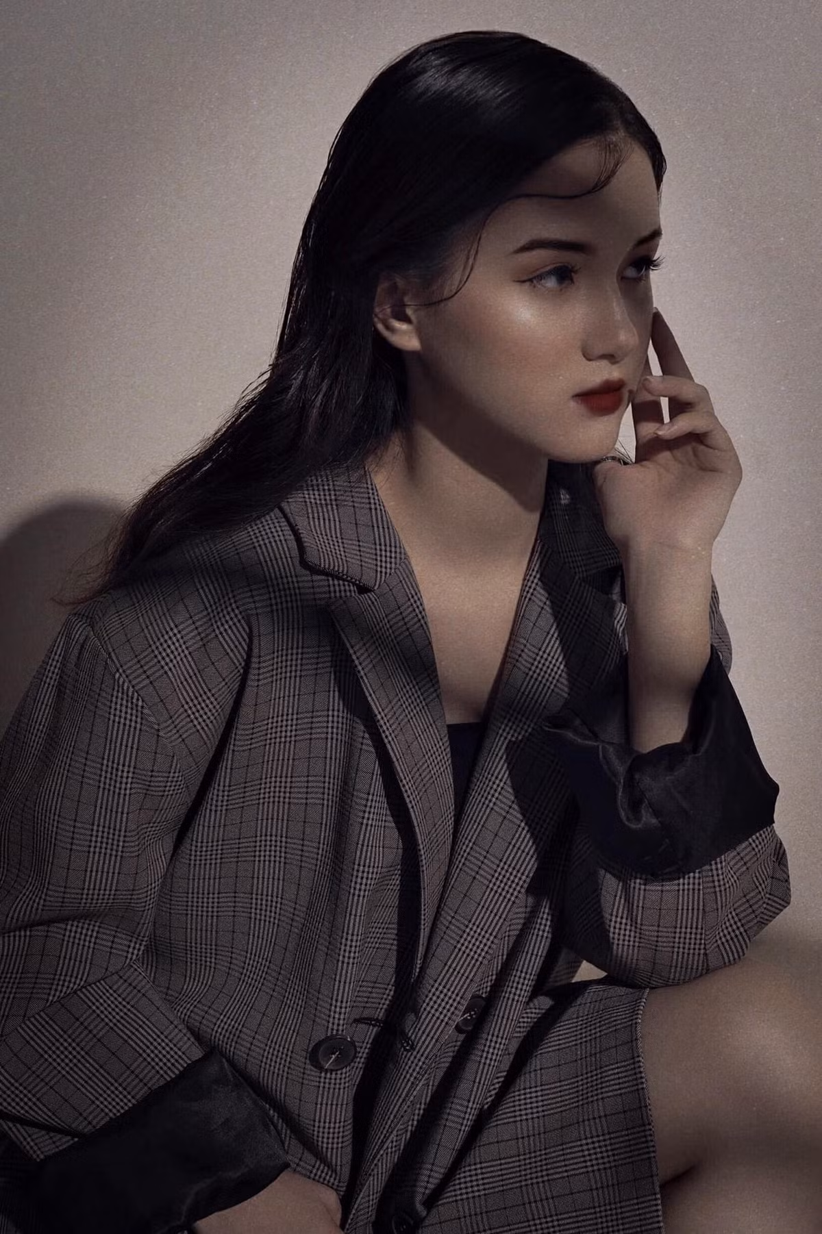 Tú Quỳnh "gây mê" người đối diện với vẻ đẹp "lai Tây" quyến rũ, sống mũi cao, đôi mắt hút hồn.