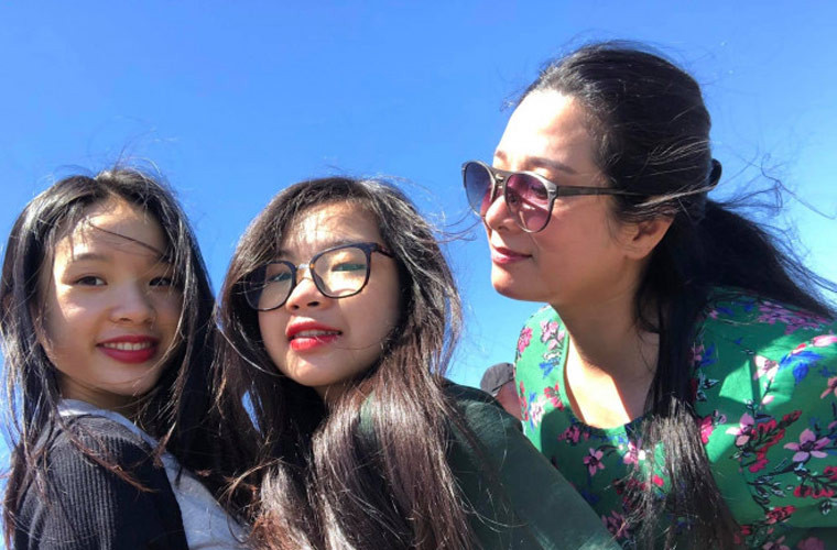 Trước đó, cô cũng tặng cho người chồng đầu một căn nhà. “Tôi mua từ thời lâu rồi, nhiều năm rồi. Nhưng mà tôi mua xong đều cho mà. Tôi có giữ cái gì cho mình đâu. Tôi cho giai (cười), rồi cho các con. Cho bố của các con của tôi - cũng là cho giai mà. Bố của các con tôi có trách nhiệm phải giữ cho chúng nó”, Thanh Thanh Hiền tâm sự.