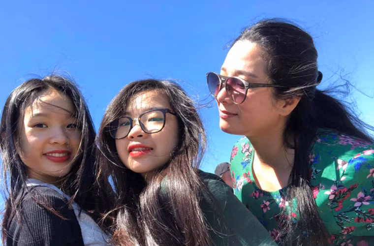 Trước đó, cô cũng tặng cho người chồng đầu một căn nhà. “Tôi mua từ thời lâu rồi, nhiều năm rồi. Nhưng mà tôi mua xong đều cho mà. Tôi có giữ cái gì cho mình đâu. Tôi cho giai (cười), rồi cho các con. Cho bố của các con của tôi - cũng là cho giai mà. Bố của các con tôi có trách nhiệm phải giữ cho chúng nó”, Thanh Thanh Hiền tâm sự.