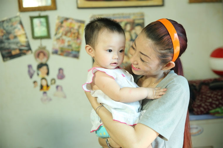 Không còn được mời đi hát, cuộc sống của Hà My cũng xuống dốc không phanh. Chưa kể cô còn gánh nặng phải chăm lo cho mẹ già, con gái, con rể và cháu ngoại.