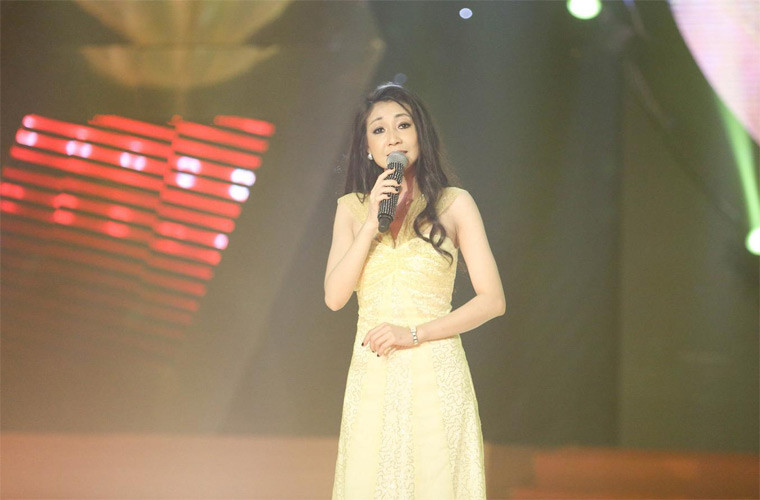 May mắn cho nữ ca sĩ, năm 2017, cô lại được trở lại với nghề hát khi gây chú ý trong chương trình “Tình bolero hoan ca”. Chương trình này cũng giúp nữ ca sĩ 42 tuổi sửa sang lại căn nhà cho bớt dột nát.