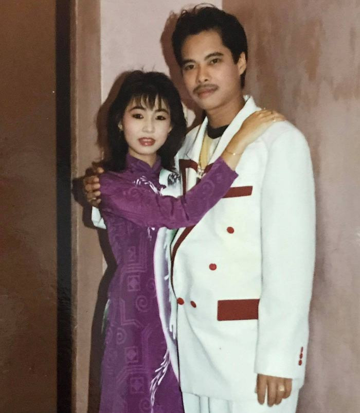 Thế nên 14 tuổi cô đã được “Ông hoàng nhạc sến” Ngọc Sơn mời song ca. (Ngọc Sơn và Hà My thời trẻ. Ảnh: BTC)