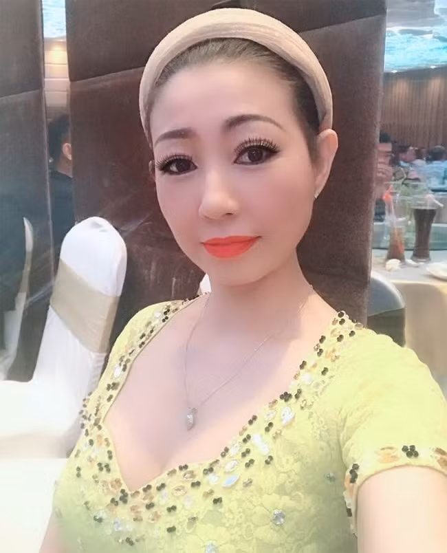 Không chỉ sự nghiệp, hạnh phúc riêng của Hà My cũng gập ghềnh. Trải qua nhiều cuộc hôn nhân, kết hôn lúc còn trẻ, có 1 con gái, nhưng cuối cùng Hà My vẫn một mình lẻ bóng.