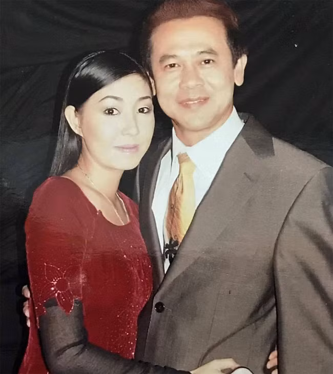 Doi lan dan cua nu ca si song chet muon lam vo Hoai Linh