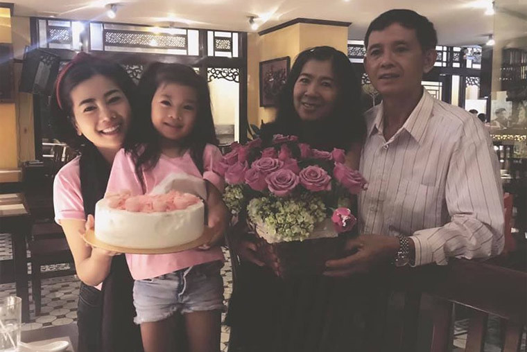 Tối 30/3 khi cộng đồng mạng xôn xao về clip được cho là Mai Phương bị mẹ mắng té tát và đối xử không tốt trong những ngày cuối đời thì nhiều người cho rằng, nếu để con gái Mai Phương sống với bà ngoại không ổn.