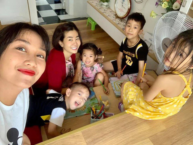 “Mình thương, mình giúp chứ mình không thể can thiệp vào những việc gia đình được. Nếu như có cần gì mình sẽ sẵn sàng hỗ trợ, bởi đây là việc của mình từ lâu rồi, tuy nhiên nó cũng sẽ ở một mức nào đó thôi. Chứ nếu ở được với gia đình, ông bà thì tốt hơn rồi còn nếu không thì phải có cách sao cho hợp lý", Ốc Thanh Vân nói về chuyện nhận bé Lavie làm con nuôi.