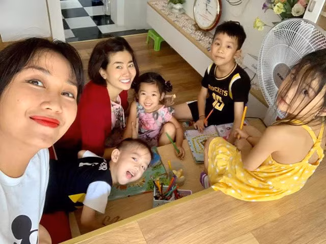 “Mình thương, mình giúp chứ mình không thể can thiệp vào những việc gia đình được. Nếu như có cần gì mình sẽ sẵn sàng hỗ trợ, bởi đây là việc của mình từ lâu rồi, tuy nhiên nó cũng sẽ ở một mức nào đó thôi. Chứ nếu ở được với gia đình, ông bà thì tốt hơn rồi còn nếu không thì phải có cách sao cho hợp lý", Ốc Thanh Vân nói về chuyện nhận bé Lavie làm con nuôi.