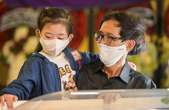 Thậm chí nhiều người cho rằng, bé Lavie đang mang họ bố và Phùng Ngọc Huy có thể nhờ pháp luật can thiệp để giành quyền nuôi con sau khi Mai Phương qua đời.