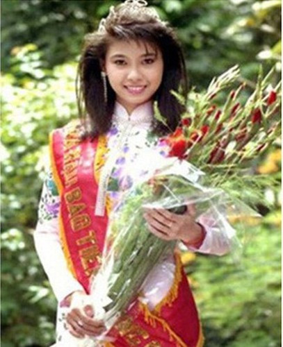 Hình ảnh Hà Kiều Anh đăng quang Hoa hậu Việt Nam 1992 ở tuổi 16 và trở thành hoa hậu trẻ tuổi nhất trong lịch sử cuộc thi nhan sắc này.