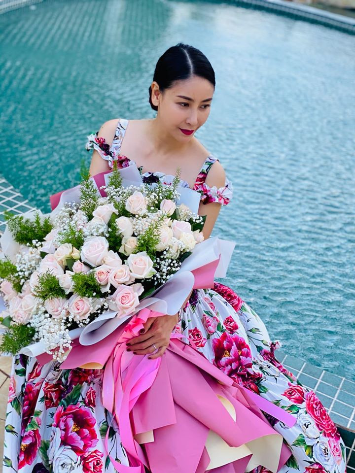 Ở tuổi U50, người đẹp dành nhiều thời gian chăm sóc gia đình, tập trung cho công việc kinh doanh và đi du lịch khắp nơi.