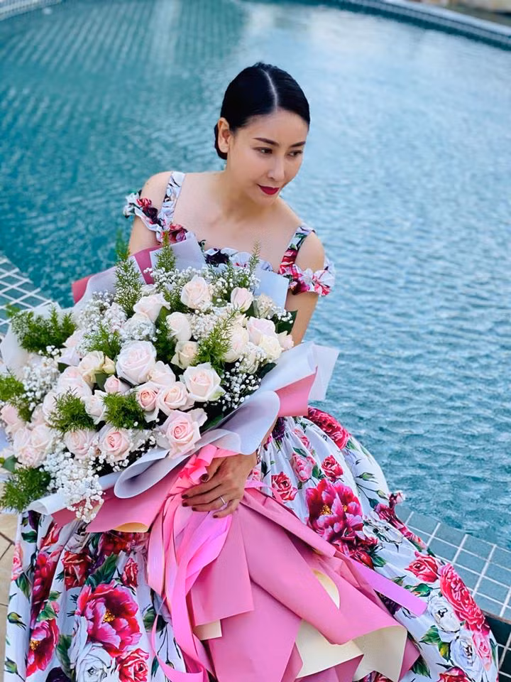 Ở tuổi U50, người đẹp dành nhiều thời gian chăm sóc gia đình, tập trung cho công việc kinh doanh và đi du lịch khắp nơi.