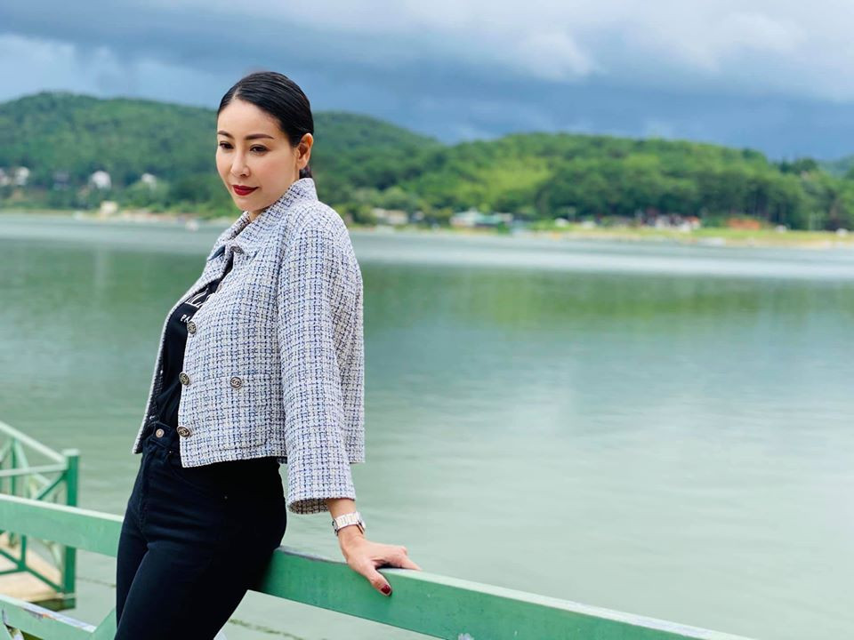 Gia đình hạnh phúc và ba đứa con ngoan ngoãn cũng là yếu tố giúp Hà Kiều Anh "trẻ mãi không già".