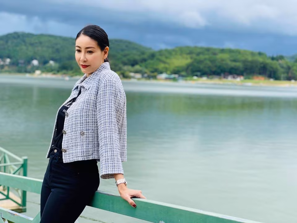 Gia đình hạnh phúc và ba đứa con ngoan ngoãn cũng là yếu tố giúp Hà Kiều Anh "trẻ mãi không già".