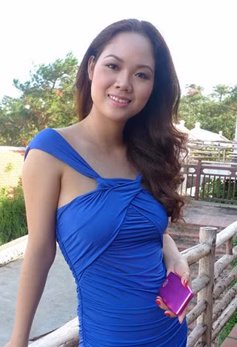 Trở về nước, nàng hậu sinh năm 1985 không gia nhập làng giải trí mà hoàn thành nốt chương trình học cấp 3, rồi sau đó sang Anh du học.