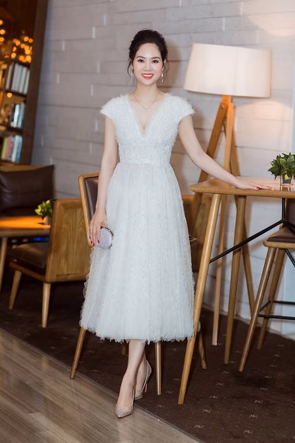 Bởi cô quan niệm gia đình quan trọng hơn tất cả mọi thứ. "Nếu bỏ bê chồng con để tham gia các hoạt động bề nổi, nhỡ may, khi quay đầu nhìn lại, sự bình yên ấy không còn, gia đình tan vỡ thì sao… Tôi không bao giờ muốn điều đó xảy ra với mình", nàng hậu từng chia sẻ với báo chí.