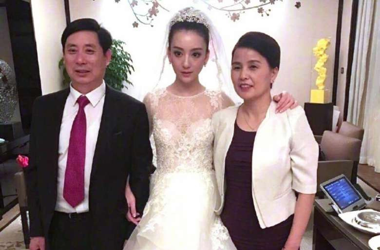 Ngoài ra, mỗi tháng Quách Phú Thành còn biếu bố mẹ vợ 13.000 USD (300 triệu đồng) cộng thêm 26.000 USD tiền thuê nhà cho nhà vợ.