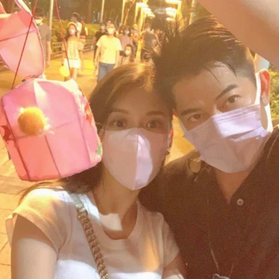 Quách Phú Thành và vợ chụp ảnh "tự sướng" trong buổi đi chơi Trung thu.