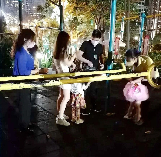 Những người chứng kiến cho biết thiên vương tỏ ra rất quan tâm, chăm sóc vợ và hai con gái.