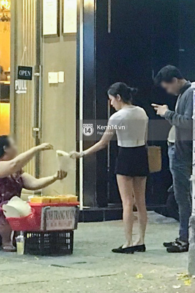 Katun - mỹ nhân "Tình yêu không có lỗi, lỗi ở bạn thân’’ cũng không cưỡng lại được sự hấp dẫn của món bán bánh tráng nướng được bán trên vỉa hè. Sau buổi fanmeeting, cô nàng lập tức mua một chiếc và thưởng thức một cách ngon lành. Ảnh: Kênh 14.