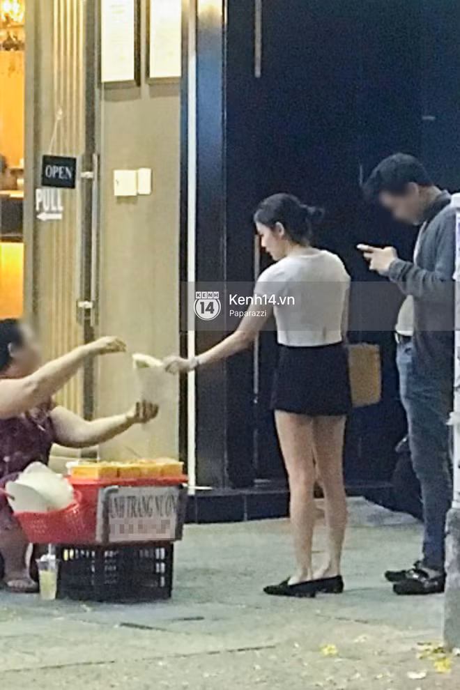 Katun - mỹ nhân "Tình yêu không có lỗi, lỗi ở bạn thân’’ cũng không cưỡng lại được sự hấp dẫn của món bán bánh tráng nướng được bán trên vỉa hè. Sau buổi fanmeeting, cô nàng lập tức mua một chiếc và thưởng thức một cách ngon lành. Ảnh: Kênh 14.