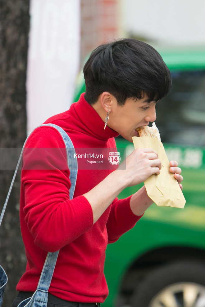 Sau buổi fanmeeting ở Sài Gòn, tài tử xứ sở Chùa Vàng James Teeradon Supapunpinyo bị bắt gặp đang ngấu nghiến món bánh tráng nướng. Ảnh: Kênh 14.