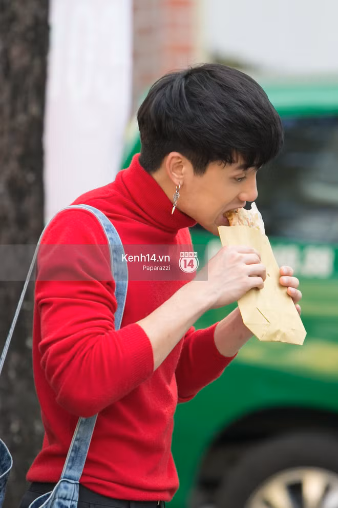 Sau buổi fanmeeting ở Sài Gòn, tài tử xứ sở Chùa Vàng James Teeradon Supapunpinyo bị bắt gặp đang ngấu nghiến món bánh tráng nướng. Ảnh: Kênh 14.