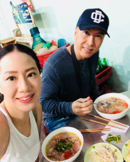 Vợ chồng Chân Tử Đan "check-in" tại quán phở Liến ngon nức tiếng của Hội An.