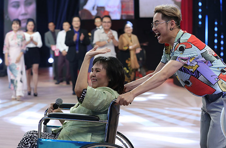 Diễn viên Trịnh Kim Chi với tư cách Phó chủ tịch Hội Nghệ sĩ Sân khấu TP.HCM cũng đã đứng ra kêu gọi giúp đỡ Hoàng Lan. MC Quyền Linh mới đây cũng hỗ trợ nghệ sĩ Hoàng Lan 10 triệu đồng.