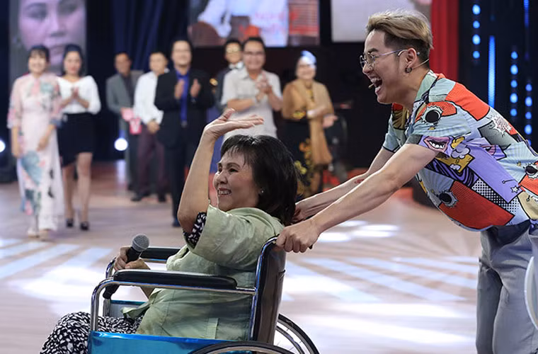 Diễn viên Trịnh Kim Chi với tư cách Phó chủ tịch Hội Nghệ sĩ Sân khấu TP.HCM cũng đã đứng ra kêu gọi giúp đỡ Hoàng Lan. MC Quyền Linh mới đây cũng hỗ trợ nghệ sĩ Hoàng Lan 10 triệu đồng.