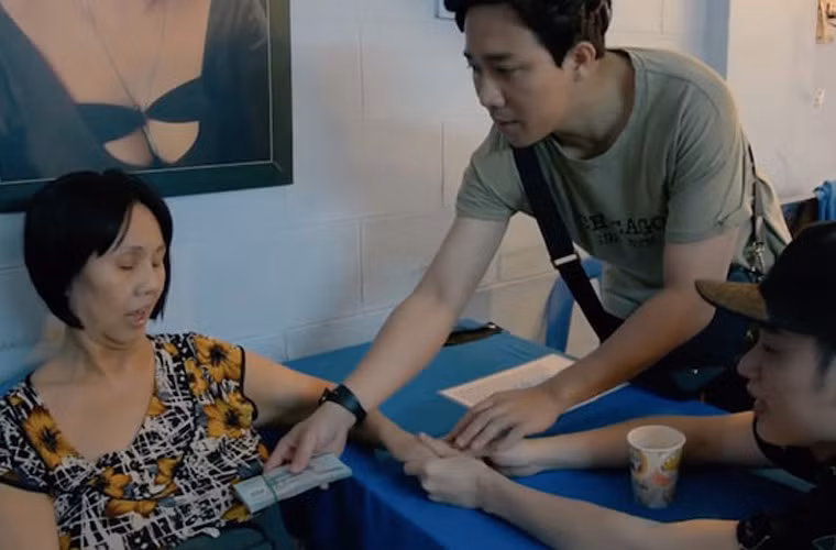 "Gia đình đi thăm chế Hoàng Lan. Thấy thương, bữa nay ngồi được rồi. Thấy chỉ khỏe cũng mừng", Trấn Thành viết trên trang cá nhân. Trong chuyến thăm này nam MC cũng trao cho nghệ sĩ Hoàng Lan một số tiền lớn để giúp bà chữa bệnh. Trước đó, Trấn Thành cũng đứng ra quyên góp 25 triệu cho nghệ sĩ Hoàng Lan.