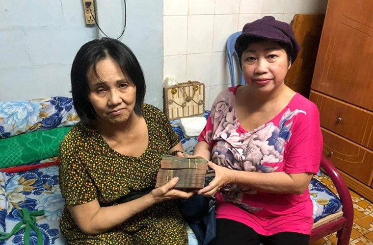 Số tiền mà nghệ sĩ Phi Phụng quyên góp giúp đồng nghiệp lên tới 150 triệu đồng, trong đó vợ chồng Thu Trang – Tiến Luật góp 5 triệu đồng.