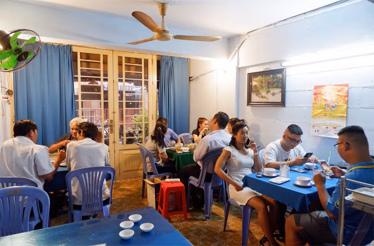 Cuối năm 2019 Hoàng Lan mở quán ăn để mưu sinh và tiền đê mở quán ăn cũng nhờ bạn bè, đồng nghiệp, người hâm mộ quyên góp.