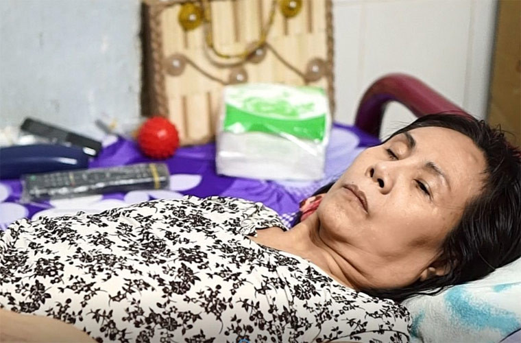 Năm 2019, nghệ sĩ Hoàng Lan đã phải nhắn tin cầu cứu nghệ sĩ Phi Phụng vì hết tiền chữa bệnh. "Chị Phụng ơi cứu em với, mấy bữa nay hết thuốc mà em không có tiền nên em làm phiền chị giúp em xin một ít mua thuốc. Em mang ơn chị suốt đời. Em cảm ơn chị nhiều", Hoàng Lan nhắn tin cho Phi Phụng.