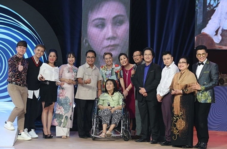 Hoàng Lan xúc động được gặp lại nhiều đồng nghiệp trong chương trình Ký ức vui vẻ năm 2019.