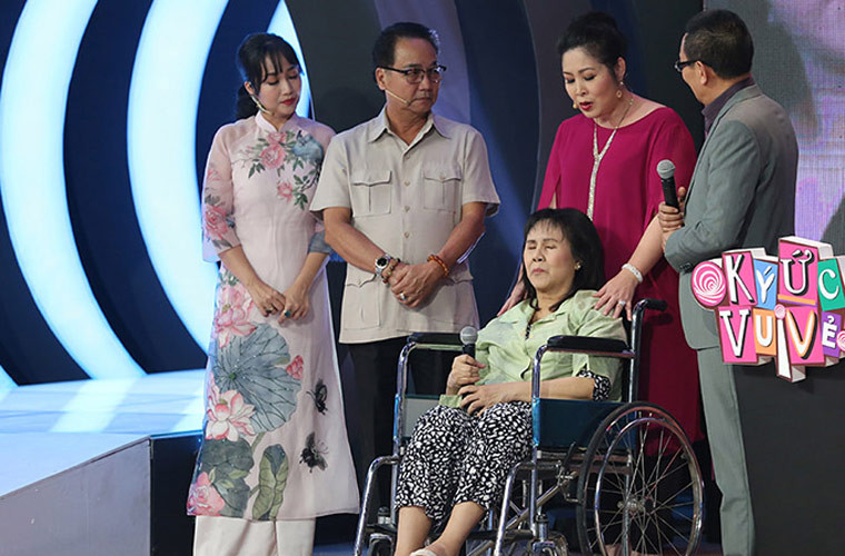 “Ngày xưa chị Lan đẹp mà hào sảng lắm. Chị là diễn viên thuộc hàng vedette nhưng lúc nào gặp tôi chị cũng cười hỏi han ân cần. Tôi từng xem chị Hoàng Lan như một tượng đài để học hỏi và noi theo”, Hồng Vân nói trong buổi gặp mặt Hoàng Lan trong chương trình Ký ức vui vẻ năm 2019.